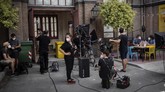 Industri Film di Spanyol Mulai Bangkit In this Thursday, June 18, 2020 photo, a technical staff and actors, wearing face masks to help curb the spread of the new coronavirus, rehearse at the