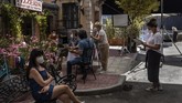 Industri Film di Spanyol Mulai Bangkit In this Thursday, June 18, 2020 photo, a technical staff and actors, wearing face masks to help curb the spread of the new coronavirus, rehearse at the