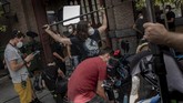 Industri Film di Spanyol Mulai Bangkit In this Thursday, June 18, 2020 photo, a technical staff wearing face masks to help curb the spread of the new coronavirus, rehearse at the