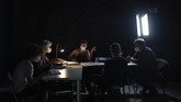 Industri Film di Spanyol Mulai Bangkit In this Thursday, June 18, 2020 photo, a technical staff and actors, wearing face masks to help curb the spread of the new coronavirus, rehearse at the