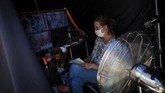 Industri Film di Spanyol Mulai Bangkit In this Thursday, June 18, 2020 photo, a Diagonal TV technical staff wearing a face mask to help curb the spread of the new coronavirus, rehearse at the