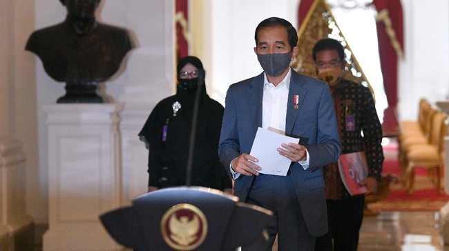 Presiden Joko Widodo resmi membubarkan 18 lembaga yang terdiri dari tim kerja, badan, komite maupun satuan tugas.