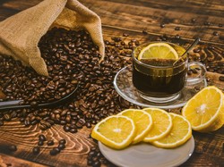 Benarkah Minum Kopi Campur Lemon Bikin Berat Badan Cepat Turun?