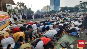 Massa Pedemo RUU HIP Salat Berjemaah di Tengah Guyuran Hujan