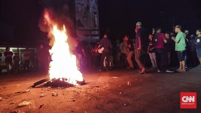 Ratusan massa dari berbagai organisasi membakar ban bekas di depan pintu masuk Bandar Udara Haluoleo Kendari, Selasa (23/6).