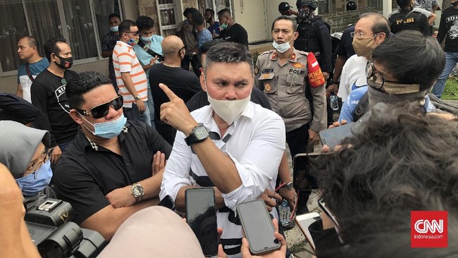 Nus Kei saat diwawancari awak media di depan kediamannya di Perumahan Green Lake City, Cipondoh, Kota Tangerang, Rabu (24/6).