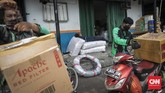 Pandemi Berbuah Resesi Aktivitas jasa pengiriman barang di Stasiun Senen. Jakarta, Rabu, 24 Juni 2020. Meski pengguna jasa pengiriman barang langsung ke konsumen melonjak tajam selama masa Pandemi virus corona atau Covid-19. Asosiasi Perusahaan Jasa Pengiriman Ekspres, Pos dan Logistik (Asperindo) menyatakan perusahaan perusahan jasa pengiriman yang memiliki pelanggan swasta serta pemerintah mengeluhkan terjadinya penurunan. Perusahaan yang basis customernya pemerintah, swasta, B to b (Business to Business) dan G to g (Government to Government), kini memang mengalami kesulitan. CNN Indonesia/Adhi Wicaksono.
