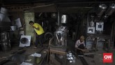 Pandemi Berbuah Resesi Perajin memproduksi kerajinan peralatan rumah tangga di sentra industri logam, Cawang, Jakarta. Rabu, 24 Juni 2020. Berdasarkan hasil survei yang dilakukan sejumlah lembaga dan Kementerian UMKM, wabah virus Corona memberikan dampak besar terhadap keberlangsungan UMKM. Sebanyak 47 persen usaha mikro. kecil, dan menengah (UMKM) harus gulung tikar karena terdampak pendemi virus corona Covid-19. CNN Indonesia/Adhi Wicaksono.
