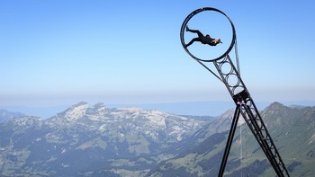 FOTO: Mengenang Pertunjukan Akrobat Dramatis Berlatar Pegunungan Alpen