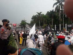 Video Suasana Demo Massa PA 212 Tolak RUU HIP di DPR Sore Ini