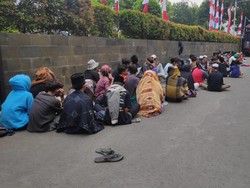 Anak-anak yang Kebingungan Hendak Ikut Demo di DPR Dipulangkan Polisi