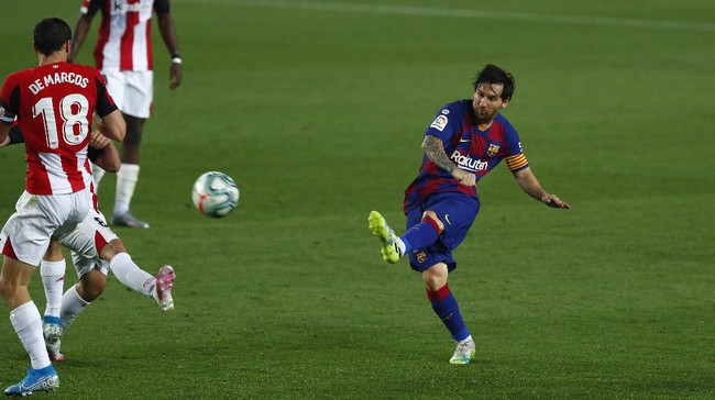 Barcelona's Lionel Messi kicks the ball during the Spanish La Liga soccer match between FC Barcelona and Athletic Bilbao at the Camp Nou stadium in Barcelona, Spain, Tuesday, June 23, 2020. (AP Photo/Joan Monfort)