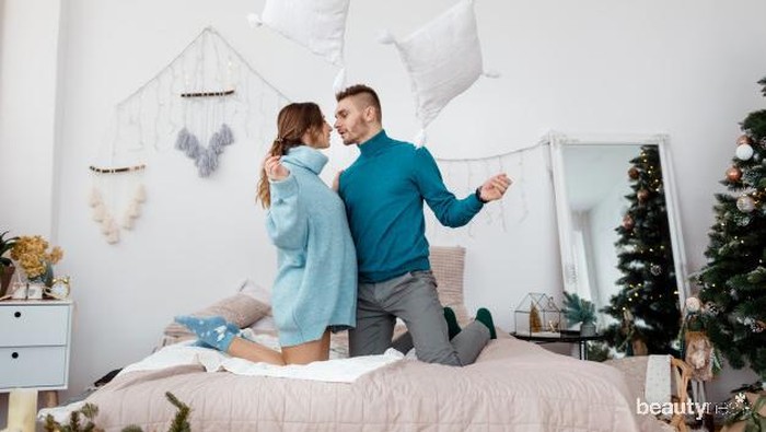 6 Tips Bikin Pasangan Betah di Ranjang
