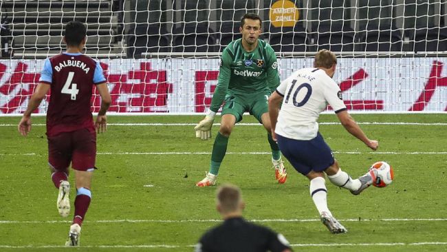 Tottenham Hotspur vs West Ham dong Tottenham's Harry Kane scores his team's second goal during the English Premier League soccer match between Tottenham Hotspur and West Ham at the Tottenham Hotspur stadium in London, England, Tuesday, June 23, 2020. (Julian Finney/Pool via AP)