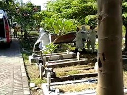 Keluarga Kaget dan Sesalkan Kejadian Jenazah Tertukar di Surabaya