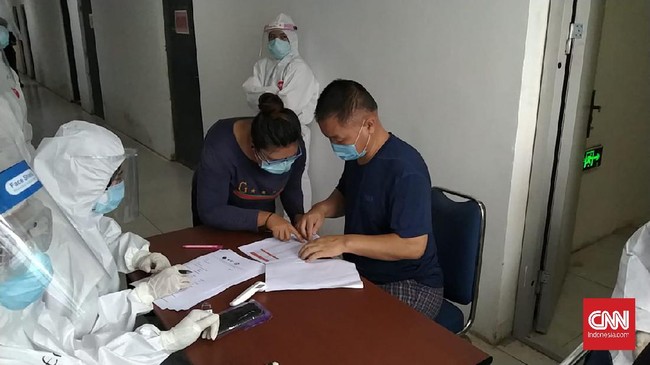 156 TKA China mulai menjalani tes kesehatan yang dilakukan Dinkes Konawe.