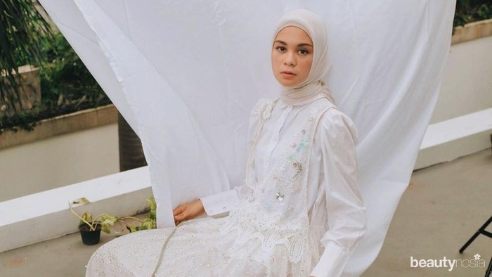 3 Style Mix & Match Kemeja Putih ala Tantri Namirah