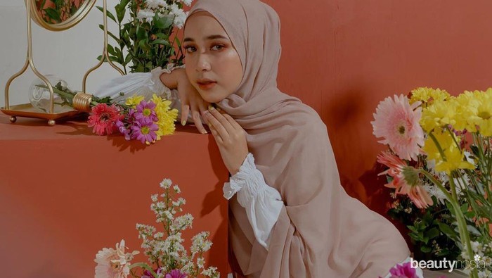 5 Gaya Hijab Pashmina ala Indy 'Jurnal Risa' yang Simpel dan Kekinian