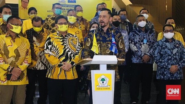 Ketua Umum Partai Demokrat Agus Harimurti Yudhoyono (AHY) dan Ketua Umum Partai Golkar Airlangga Hartarto memberikan keterangan pers usai menggelar pertemuan tertutup di Kantor DPP Partai Golkar, Slipi, Jakarta Barat pada Kamis (25/6)