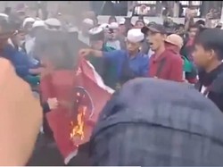 Klaim Tak Tahu, Ini Penjelasan Korlap Aksi soal Pembakaran Bendera PDIP
