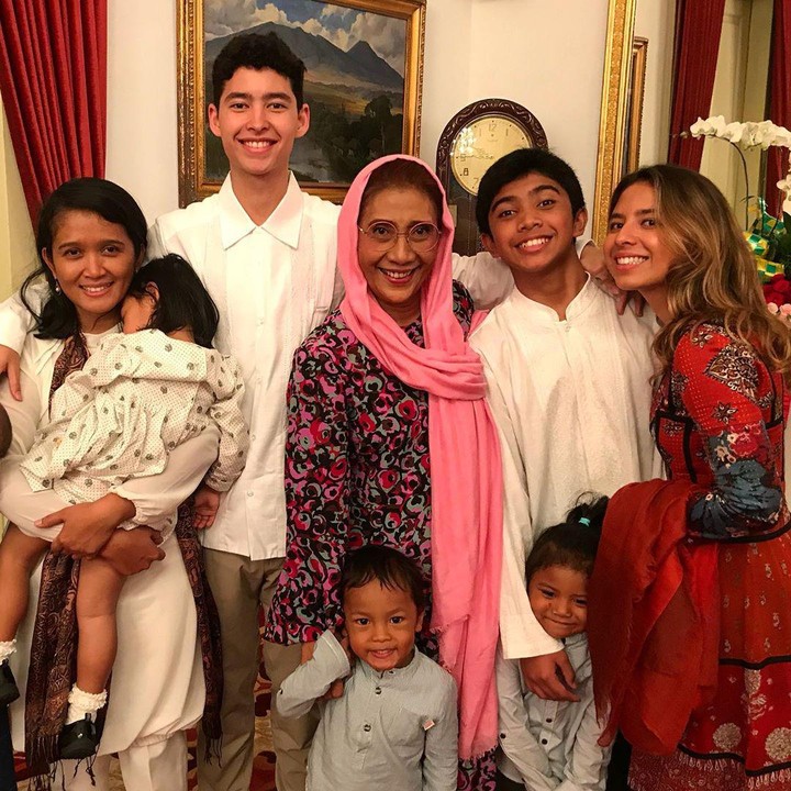 <p>Tahun lalu pun, Alfi merakan Hari Raya Idul Fitri bersama keluarganya. Nampak anak Susi lainnya, Nadine ikut hadir di tengah-tengah kebersamaan mereka. (Foto: Instagram @alvy_xavier)</p>
