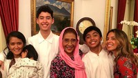<p>Tahun lalu pun, Alfi merakan Hari Raya Idul Fitri bersama keluarganya. Nampak anak Susi lainnya, Nadine ikut hadir di tengah-tengah kebersamaan mereka. (Foto: Instagram @alvy_xavier)</p>