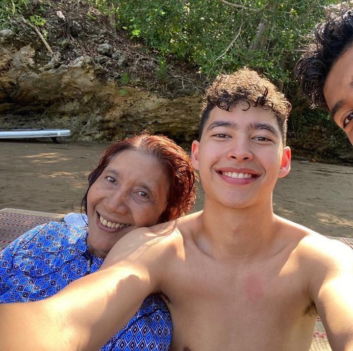 <p>Setelah tak jadi menteri, Susi banyak menghabiskan waktu bersama Alvy dan cucunya nih, Bunda. Tentunya tak jauh-jauh dari laut ya. (Foto: Instagram @susipudjiastuti115)</p>