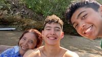 <p>Setelah tak jadi menteri, Susi banyak menghabiskan waktu bersama Alvy dan cucunya nih, Bunda. Tentunya tak jauh-jauh dari laut ya. (Foto: Instagram @susipudjiastuti115)</p>