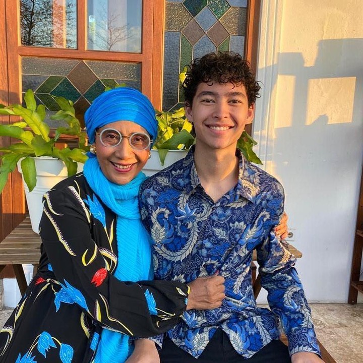 <p>Sedangkan pada Lebaran tahun ini, Alvy nampak merayakan bersama sang ibu di Pangandaran, Jawa Barat. Ganteng ya pakai batik. (Foto: Instagram @alvy_xavier)</p>