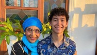 <p>Sedangkan pada Lebaran tahun ini, Alvy nampak merayakan bersama sang ibu di Pangandaran, Jawa Barat. Ganteng ya pakai batik. (Foto: Instagram @alvy_xavier)</p>