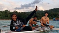 <p>Kedekatan Alvy dan Susi terlihat dari kebersamaan mereka. Ibu dan anak ini, sering paddling di laut lho. (Foto: Instagram @susipudjiastuti115)</p>