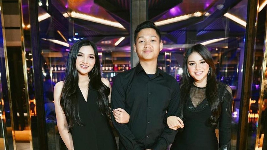 Ashanty bersama Aurel dan Azriel Hermansyah