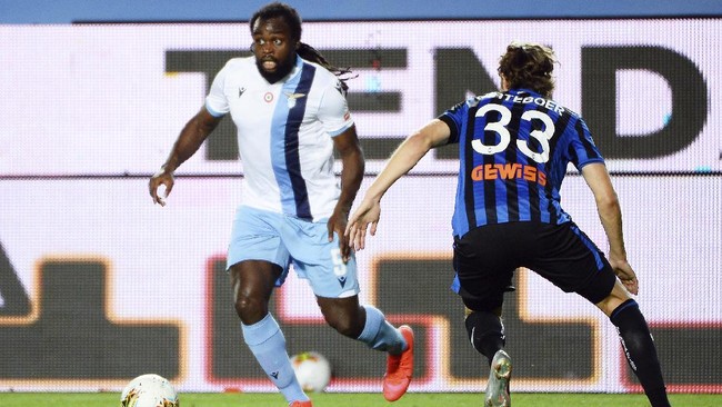 Lazio's Jordan Lukaku, left, in action during a Serie A soccer match between Atalanta and Lazio, at the Gewiss Stadium in Bergamo, Italy, Wednesday, June 24, 2020. (Giuseppe Zanardelli/LaPresse via AP)
