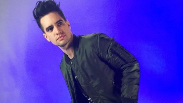 img-title Brendon Urie Kesal Lagu High Hopes Dipakai Kampanye Donald Trump