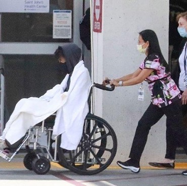 Bintang Black Panther Sakit, Tubuh Kurus Kering & Pakai Kursi Roda