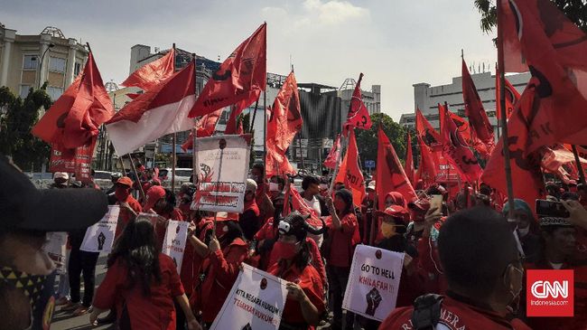 Sejumlah orang yang mengaku kader Partai Demokrasi Indonesia Perjuangan (PDIP) cabang Jakarta Timur berkumpul di depan Halte Gang Kelor, Jalan Matraman Raya, Jakarta Timur sejak pukul 13.00