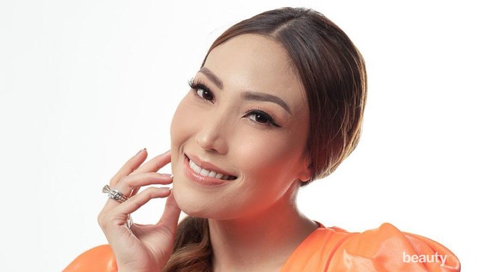 Inspirasi Gaya Makeup Ayu Dewi dari Flawless sampai Bold, Memesona!
