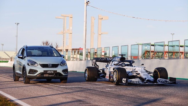 Honda Motor Europe berencana mengaplikasikan mesin hybrid dari teknologi mobil balap F1 bakal model terbaru Jazz yang akan diluncurkan akhir tahun ini.