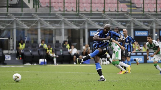 Inter Milan's Romelu Lukaku scores on a penalty kick his side's opening goal during the Serie A soccer match between Inter Milan and Sassuolo at the San Siro Stadium, in Milan, Italy, Wednesday, June 24, 2020. (AP Photo/Luca Bruno)