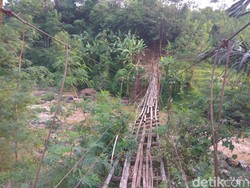 Jembatan Gantung Penghubung 2 Desa di Bandung Barat Rusak Parah