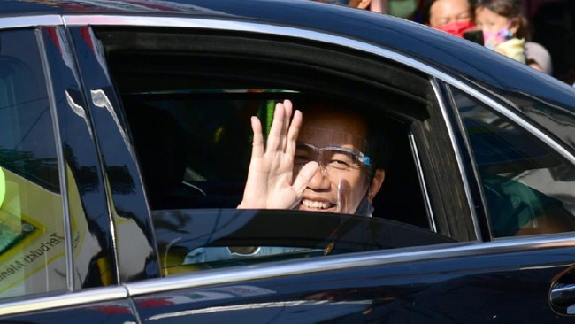 Sejumlah pakar mengkritik Jokowi yang memilih sibuk blusukan pada hari-hari terakhir Novel Baswedan dipecat dari KPK.