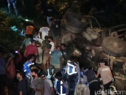 Truk Kontainer Tabrak Pikap Lalu Terjun ke Sungai, Dua Sopir Tewas Terjepit