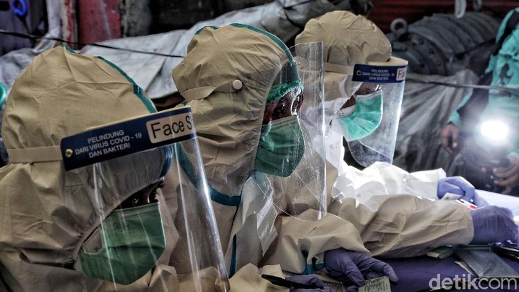 Para tenaga medis terus berjuang lawan pandemi COVID-19. Beragam tindakan preventif hingga penanganan bagi pasien dilakukan agar pandemi dapat segera teratasi.