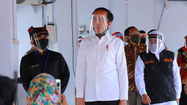 Massa Buruh Kecewa Khofifah Pilih Dampingi Jokowi Resmikan Bendungan