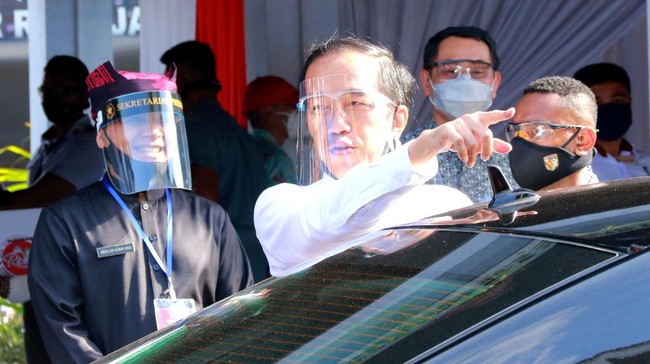 Presiden Joko Widodo (kedua kiri) bersama Bupati Banyuwangi Abdullah Azwar Anas (kiri) meninjau layanan kependudukan di Pasar Pelayanan Publik Rogojampi, Banyuwangi, Jawa Timur, Kamis (25/6/2020). Kunjungan kerja kepresidenan di masa adaptasi kebiasaan baru itu untuk meninjau kesiapan pelayanan publik dan sektor pariwisata. ANTARA FOTO/Budi Candra Setya/aww.