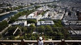 Menara Eiffel kembali dibuka A visitor looks at the view from the Eiffel Tower, in Paris, Thursday, June 25, 2020. The Eiffel Tower reopens after the coronavirus pandemic led to the iconic Paris landmark's longest closure since World War II. (AP Photo/Thibault Camus)