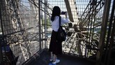 Menara Eiffel kembali dibuka A visitor takes a snapshot as she climbs the stairs of the Eiffel Tower, in Paris, Thursday, June 25, 2020. The Eiffel Tower reopens after the coronavirus pandemic led to the iconic Paris landmark's longest closure since World War II. (AP Photo/Thibault Camus)