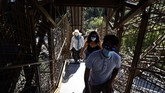 Menara Eiffel kembali dibuka People climb stairs as they visit the Eiffel Tower, in Paris, Thursday, June 25, 2020. The Eiffel Tower reopens after the coronavirus pandemic led to the iconic Paris landmark's longest closure since World War II. (AP Photo/Thibault Camus)