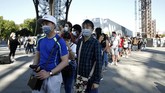Menara Eiffel kembali dibuka People queue up prior to visit the Eiffel Tower, in Paris, Thursday, June 25, 2020. The Eiffel Tower reopens after the coronavirus pandemic led to the iconic Paris landmark's longest closure since World War II. (AP Photo/Thibault Camus)