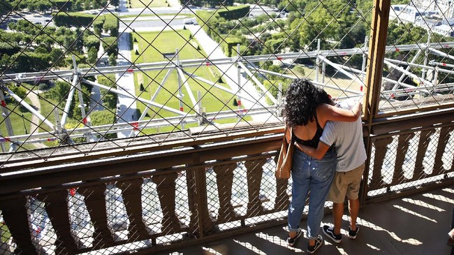 FOTO: Melupakan Curam Demi Rindu ke Menara Eiffel